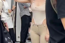 地铁羽绒穿搭小姐姐照片,冬日时尚新潮流